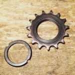 Pignone Pista Njs 16T + Ghiera Shimano Dura-Ace Njs